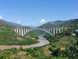 壮丽河谷大桥景观