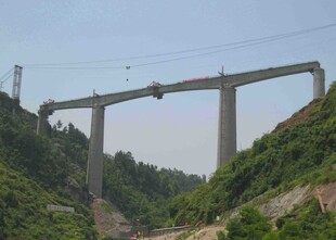 高山上的宏伟高架桥