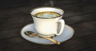热气腾腾的白色咖啡杯