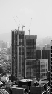 城市中崛起的高楼建筑