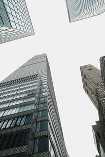 仰视都市摩天大楼景观