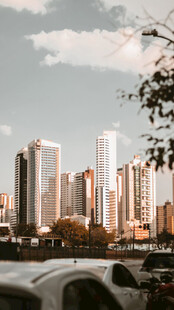 城市天际线与前景车辆