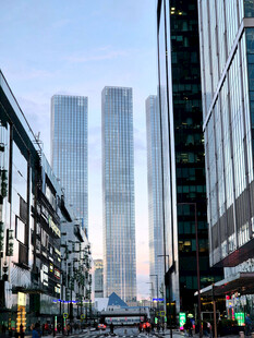 城市街道旁的摩天大楼景观