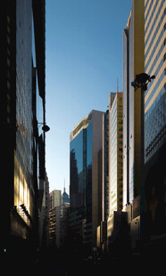 城市楼间光影街道景象