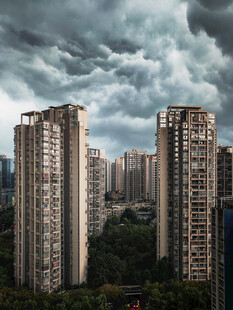 乌云下的城市高楼景观