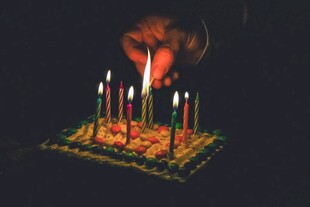 手点生日蛋糕上的蜡烛
