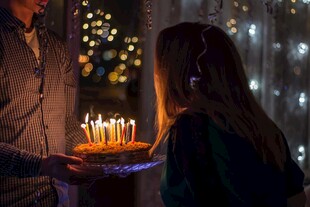 生日惊喜烛光下的温馨时刻