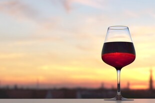夕阳下的红酒杯