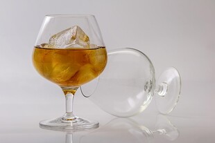 加冰威士忌酒杯特写