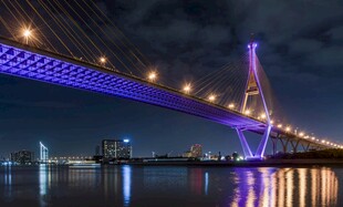 夜晚璀璨大桥夜景