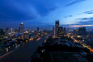 城市河畔夜景璀璨灯火
