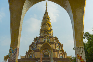 金色佛塔拱门美景