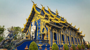 蓝金相间的华丽寺庙建筑