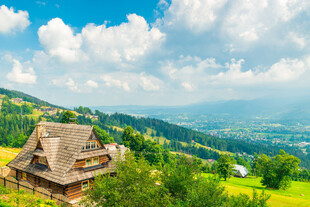 山间木屋邂逅自然美景