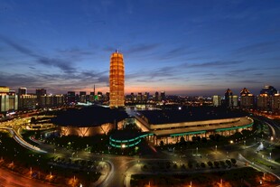 城市夜景中的高耸建筑