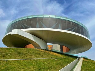 独特圆形建筑立于绿坡之上