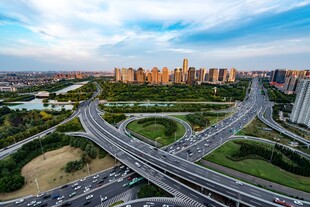 城市高架桥与周边建筑景观
