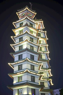 夜晚璀璨古塔