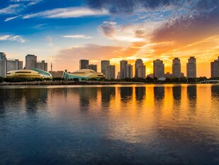 城市湖畔绚丽日落美景