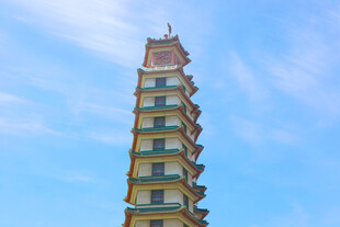 古朴宝塔矗立蓝天之下