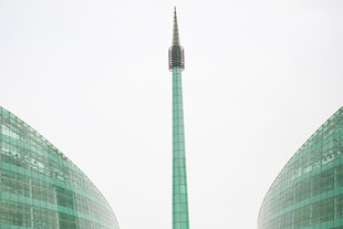 绿色建筑与高耸尖塔景观