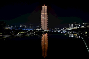 城市夜景中的摩天大楼倒影