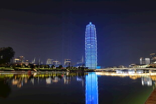 深圳夜景中的摩天大楼