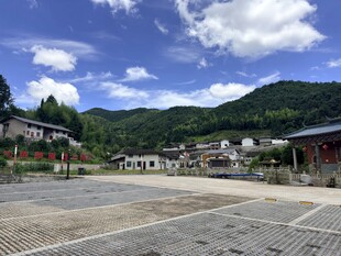 乡村开阔广场与远山景色