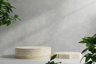 简约木质圆台配绿植背景