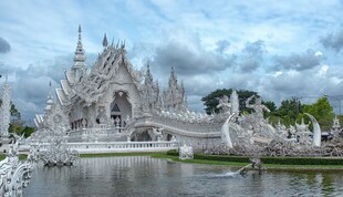 泰国白庙梦幻般的建筑景观