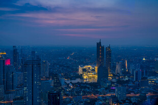 城市夜景俯瞰图