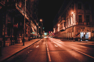 夜晚城市街道静谧景象