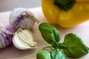 新鲜蔬菜与香料组合