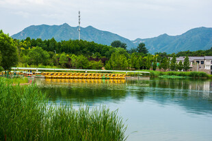 湖畔美景小船悠荡于青山间