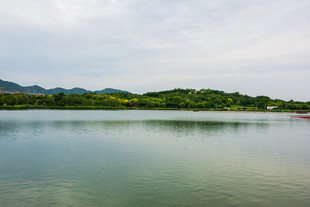 宁静湖水与远处青山景色