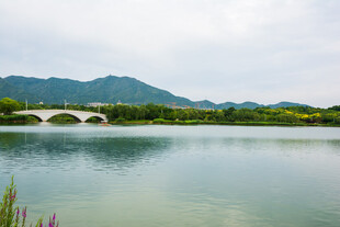 湖光山色中的拱桥美景