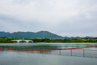 湖畔美景远山近水相映