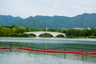 湖畔拱桥美景