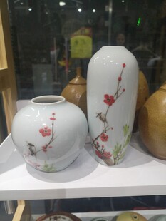 中式花鸟纹瓷器摆件