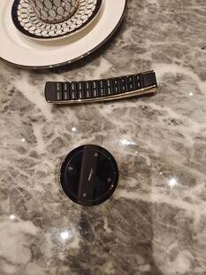 大理石台面的遥控器与物件