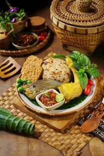 印尼美食炒饭配鱼