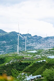 山间风力发电场美景
