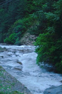 山间溪流