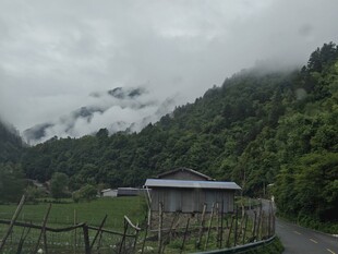 山间云雾中的小屋与道路