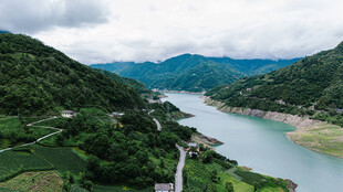 青山绿水间的蜿蜒公路