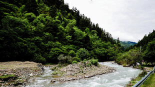 山间溪流