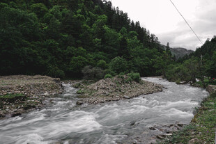 山间湍急溪流