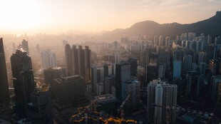 城市天际线日出下的繁华
