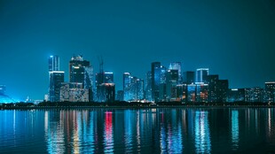 城市夜景璀璨的水边风光
