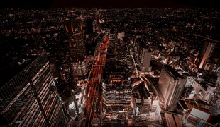 城市夜景中的建筑工地